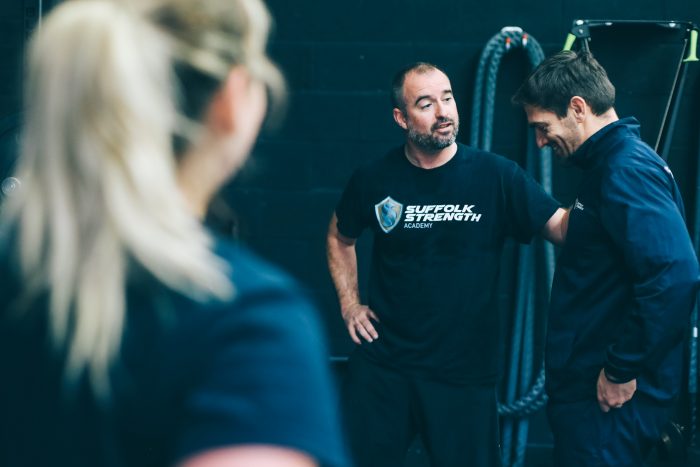 SSA184_F_web People chat in the gym